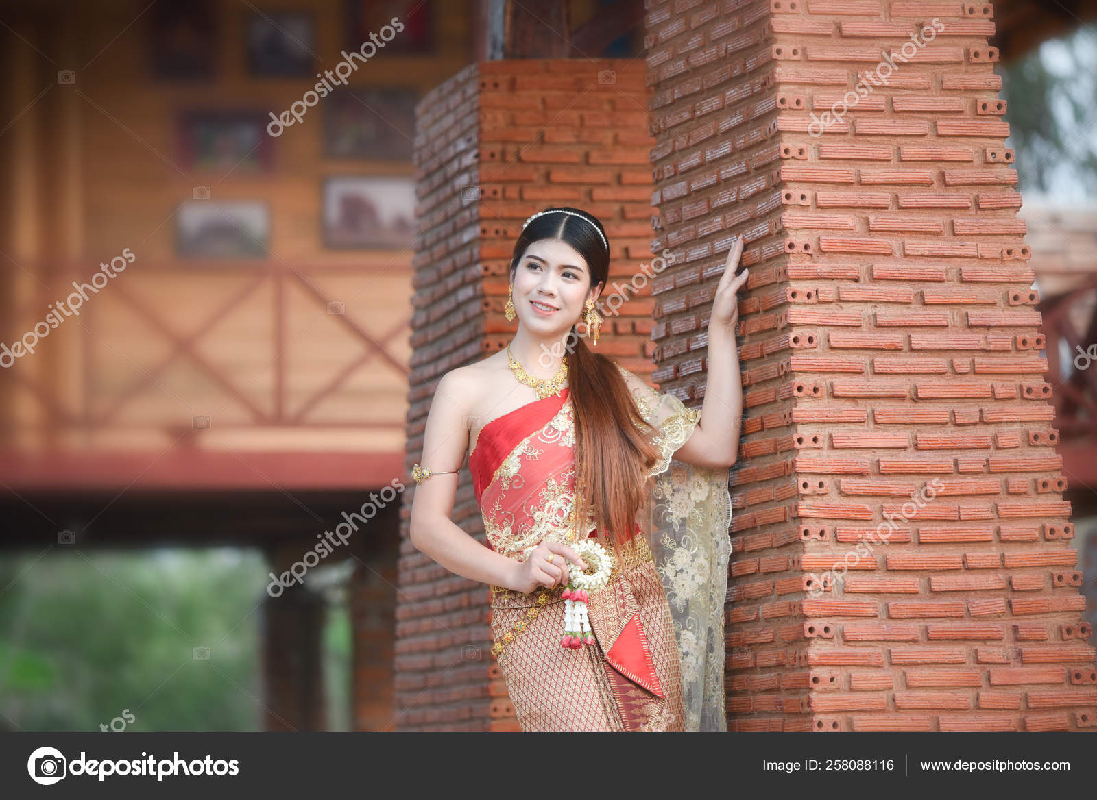 https://st4.depositphotos.com/20827338/25808/i/1600/depositphotos_258088116-stock-photo-asia-woman-thai-style-dress.jpg