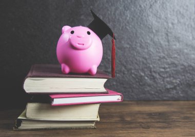 Pembe kumbara tasarruf mezuniyet kapağı ile Eğitim kavramı 