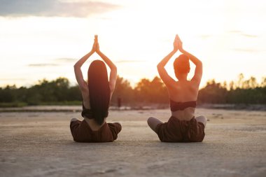 Açık doğa arka plan sunset yoga kadın arka 