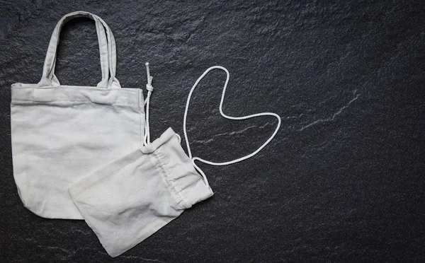 Bolso de compras de tela eco bolsa de tela de lona blanca en bac oscuro — Foto de Stock