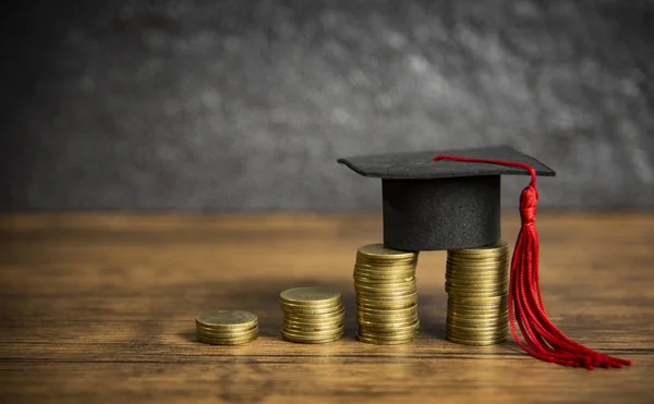 Beurzen onderwijsconcept met Graduation Cap op muntgeld — Stockfoto