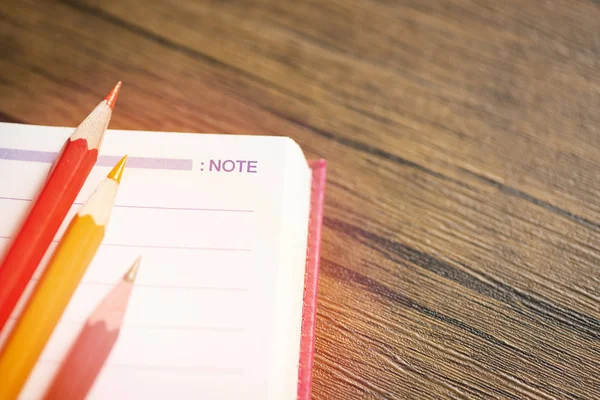 Kladblok of Notebook papier met kleur potlood op de tafel educati — Stockfoto