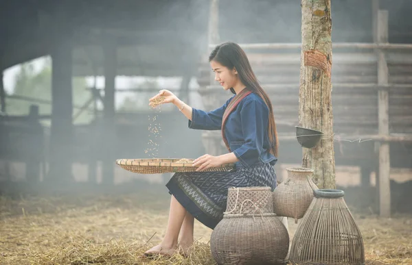 Asian woman winnowing rice / Portrait of beautiful young girl ha — Stock Photo, Image