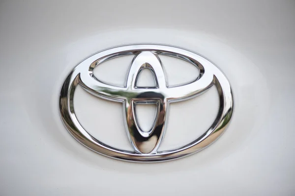 Toyota логотип в новому білому автомобілі Toyota Yaris та 2019 бренд від — стокове фото