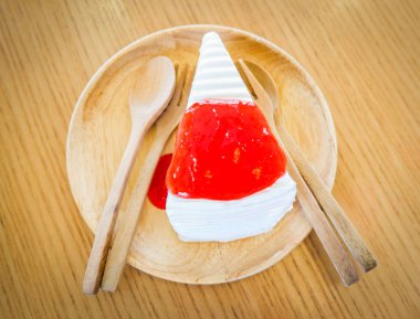 Masada çilek soslu ahşap tepsiüzerinde Crape kek 