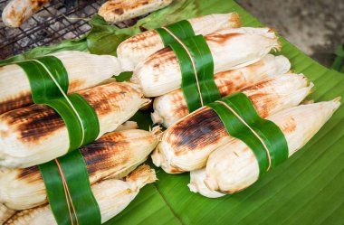 Muz yaprağı arka planda Izgara mısır koçanları 