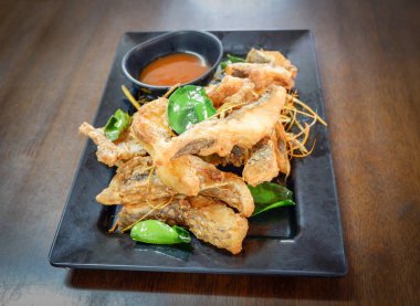 Kızarmış tilapia balık gevrek ot limon çim kaffir li ile pişmiş