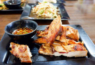 Asya tarzı ızgara tavuk tabak gıda sekmesinde sos ile doğranmış