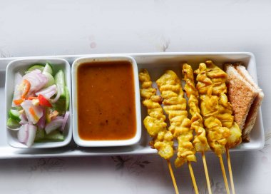 Fıstık Soslu Domuz Eti Satay / salatalık olan turşu