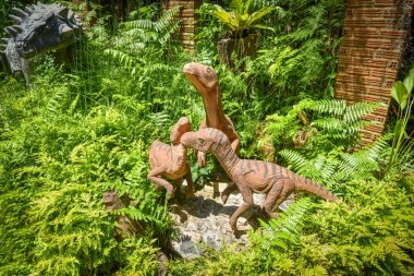 Eğrelti otu ga dinozor parkı / farklı türler dinozor heykeli