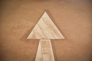 Zemin çimento yolda ok yol ileri işaretleri