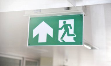 yangın çıkış işareti duvar kurumsal ofis binası acil yeşil