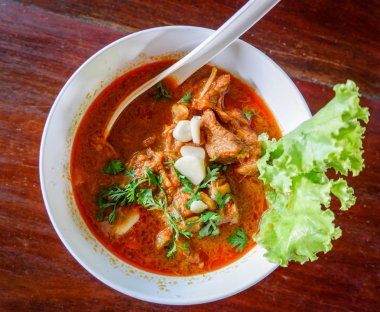 Hindistan cevizi sütü ve bitkisel baharatlar baharatlı i ile Köri çorbası domuz kemiği