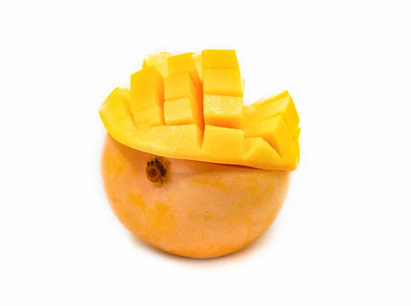 Cortar mango aislado sobre fondo blanco - fruta tropical verano — Foto de Stock