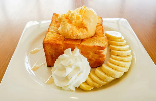 Десертный хлеб медовый сантос ванильное мороженое с запретом взбитых сливок — стоковое фото