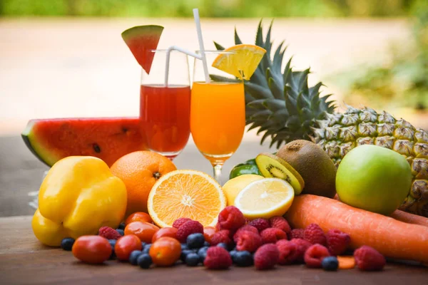 Set van tropische vruchten kleurrijke en frisse zomer SAP glas hea — Stockfoto