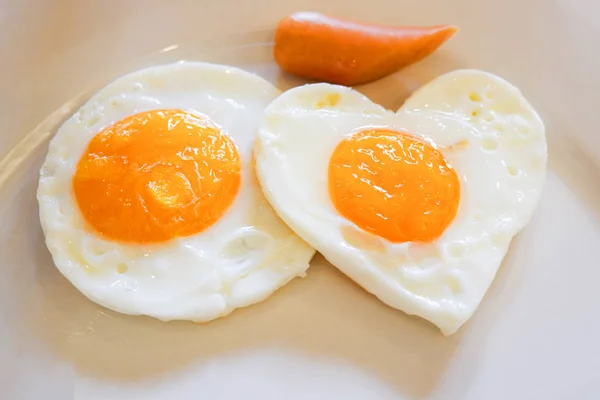 Завтрак яйцо в форме сердца на тарелке романтическая еда любви и любви — стоковое фото