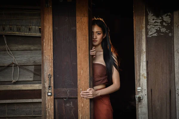 Mujer Fantasma drama de pie en la puerta vieja en la casa tailandesa de madera / Ho —  Fotos de Stock