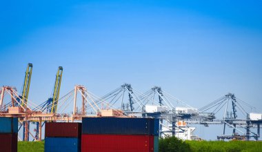 İhracat ve ithalat otobüs nakliye kargo vinç ve konteyner gemi