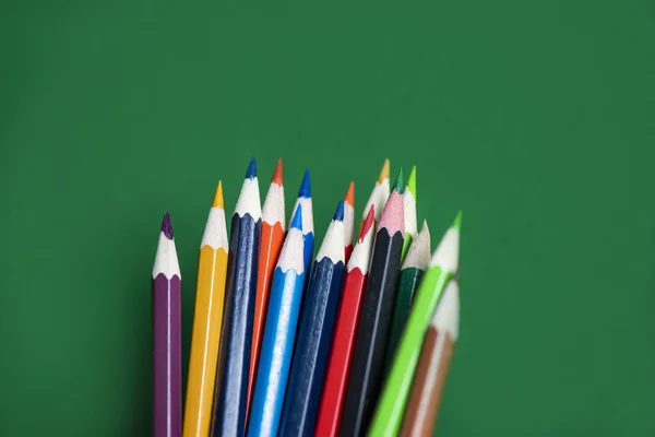 Gekleurd potlood ingesteld op groene achtergrond terug naar school en te — Stockfoto