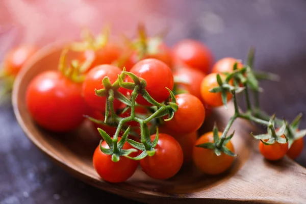 Φρέσκια ντομάτα κεράσι οργανικό/κοντινό επάνω ώριμες κόκκινες τομάτες ξύλινες — Φωτογραφία Αρχείου