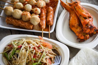 papaya salatası ızgara tavuk kanadı ve yapışkan pirinç ile et topu