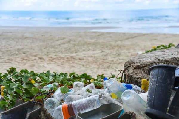 Nvironmental problem of plastic rubbish pollution in ocean — Stock Photo, Image
