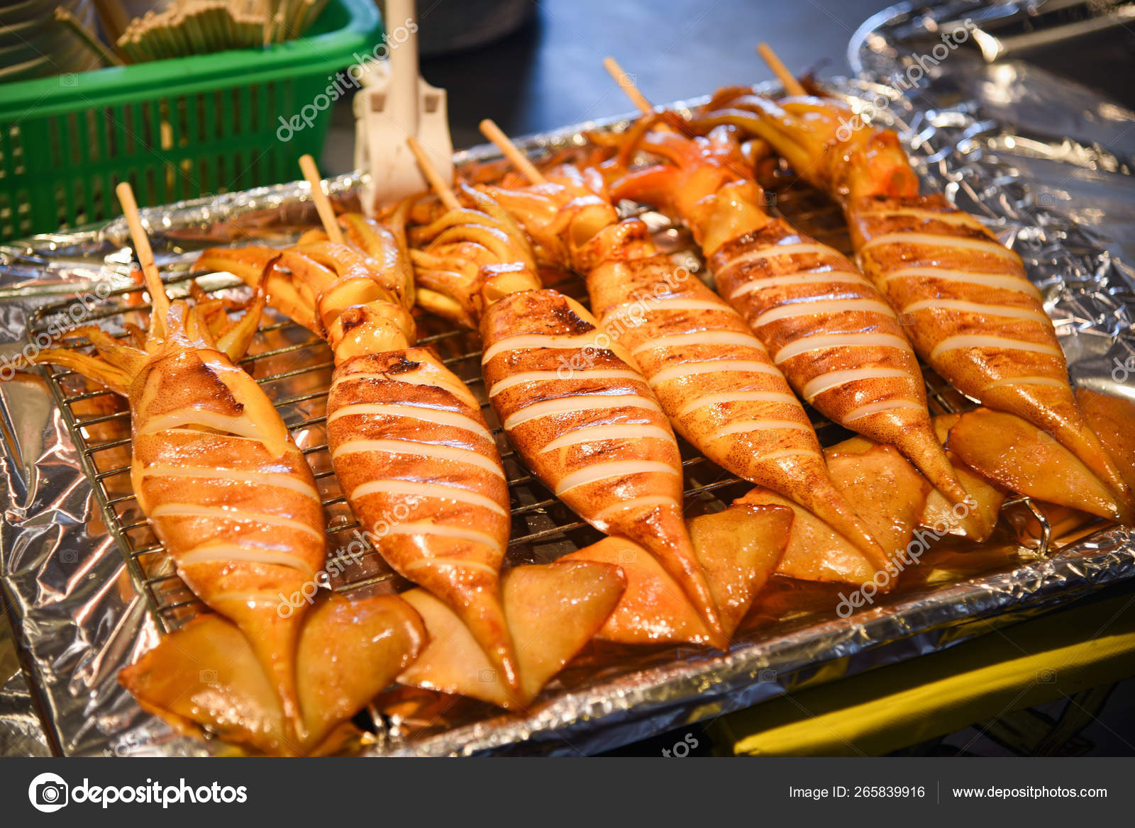 屋台の食べ物で串刺しでグリルにイカを焼く ストック写真 C Poringdown Gmail Com 屋台の食べ物で串刺しでグリルにイカを焼く ストック写真 C Poringdown Gmail Com
