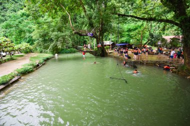 mavi lagün lao turistler atlama havuzu ve doğal la yüzme keyfini çıkarın