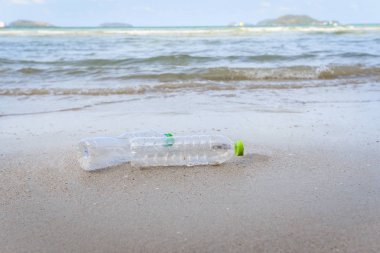 Plaj kumlu kirli denizde plastik şişe ile denizde Çöp 