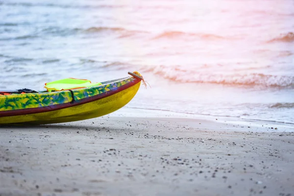 Barco de plástico colorido sobre fondo de playa de arena — Foto de Stock