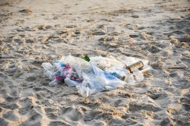 Torba plastik şişe ve diğer çöp bea ile denizde Çöp