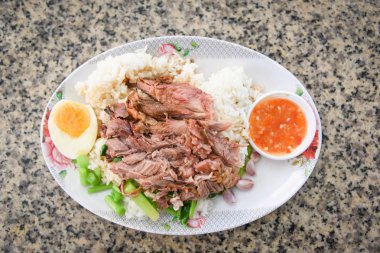 Haşlanmış bacak domuz eti ve Çin Lahanası tatlı sos sosu tarzı ch ile