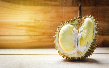 Durian yırtık / Ahşap backgr taze durian kabuğu tropikal meyve