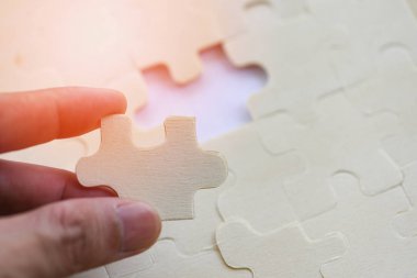 el arka plan yapboz parçası üzerinde yapboz bağlamak için çalışıyor 