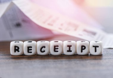 Nakit recei dices kelimeleri ile masa ofisi üzerinde Makbuz kağıt