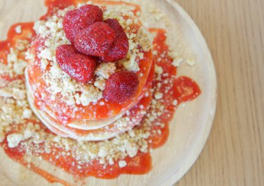 Ahşap arka planda krep çilek meyve tatlı ve sos