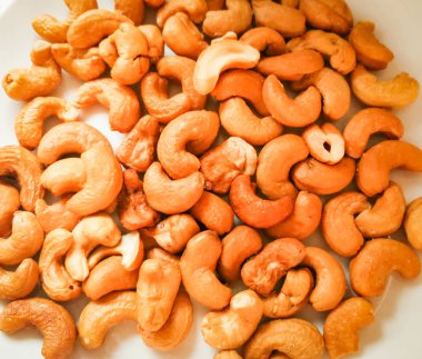 Tabakta atıştırmak için kaju fıstığı pişmiş tuz