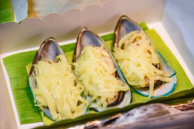 midye kabuk pişmiş tabak deniz ürünleri