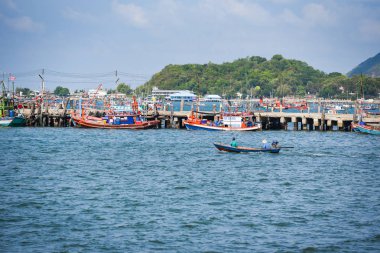 okyanus deniz ve dağ arka planda limanda balıkçı teknesi 