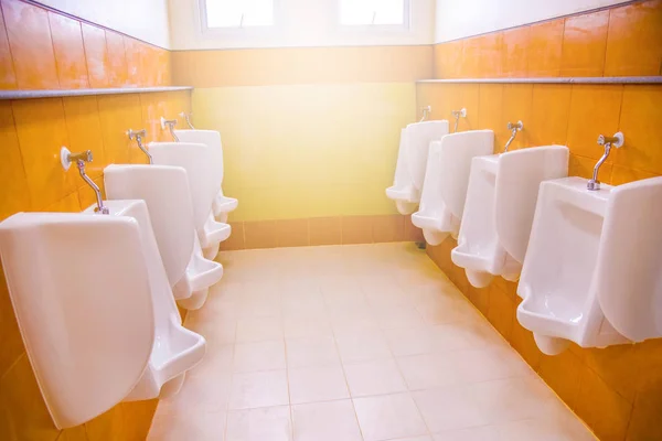 Blocs de toilette urinoir pour homme rangée sur mur carrelé dans les toilettes publiques — Photo