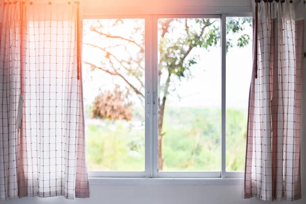 Luz solar através no quarto cortinas abertas com varanda e natureza t — Fotografia de Stock