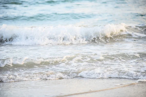波浪海滩背景海和沙美丽的蓝色海洋 — 图库照片