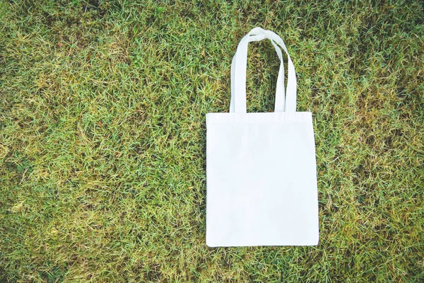 Bolso de compras de tela eco bolsa de tela de lona blanca en verde gr — Foto de Stock
