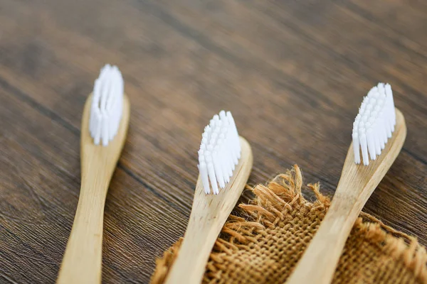 Cero residuos Baño utilizar menos concepto de plástico / cepillo de dientes de bambú — Foto de Stock