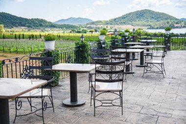 açık restoran görünümü natur balkonda masa ve sandalyeler