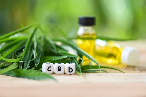 Cannabisöl auf naturgrünem Hintergrund - cbd-Ölextrakt aus C — Stockfoto