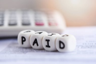 Fatura fatura kağıt zaman ödenen paymen üzerinde ödenen kelimeler ve hesap makinesi