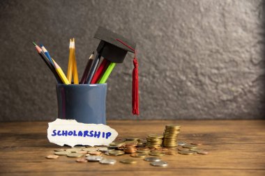 Eğitim ve geri okul konsepti ile mezuniyet kapağı kitabım üzerinde
