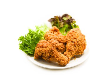 Beyaz salata marul ile tabakta kızarmış tavuk gevrek 